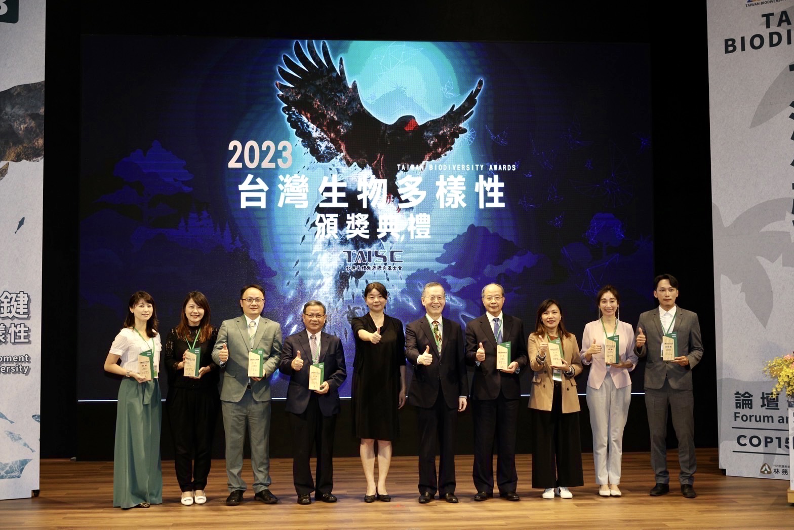 圖二、右一光林智能總經理金海濤，右五台灣永續能源研究基金會董事長簡又新大使、右六行政院農委會主任秘書范美玲.jpg (430 KB)